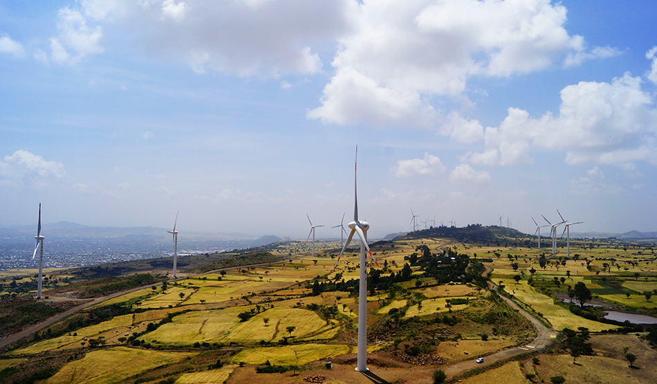 从埃塞俄比亚中部阿达玛市区望去，一排排风机矗立于市郊山廊，迎风舞动，这便是ADAMA风电场。